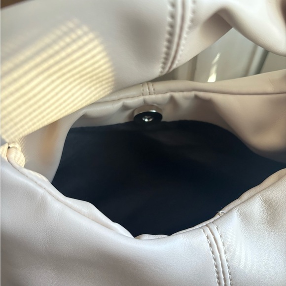 Elegant Cream Handbag - Picture 6 of 6